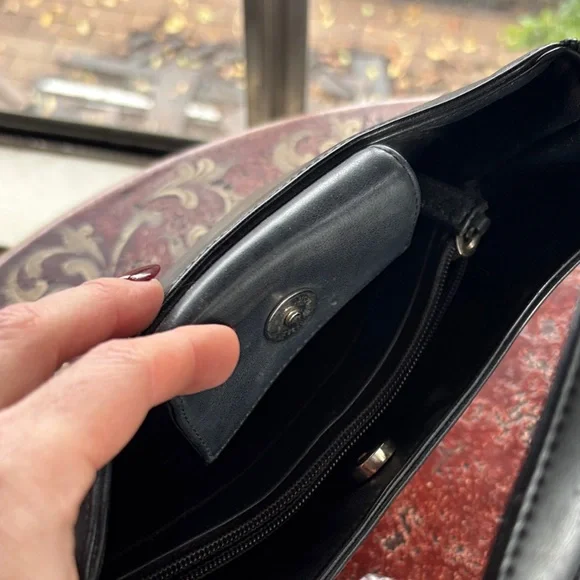 Guess Elegant Black Shoulder Bag - Picture 4 of 5